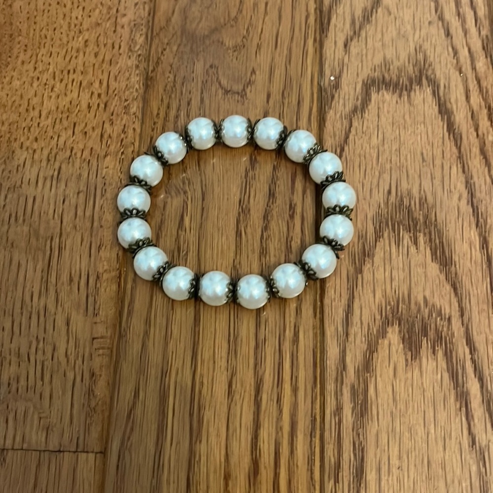 pearl bracelet with flowers in between each pearl